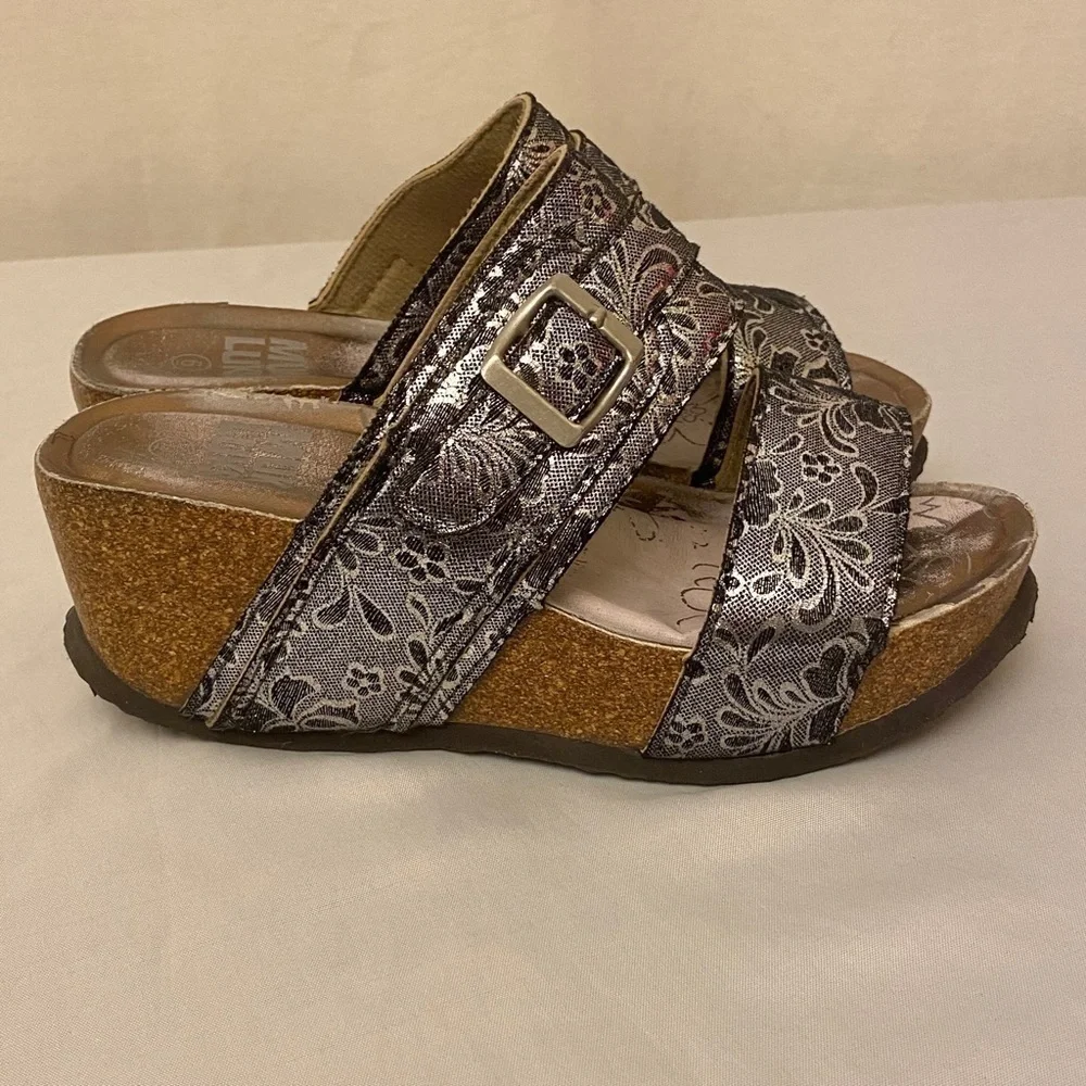 MUK LUKS Women's Emery Wedge Platform Cork Sandals Silver Tapestry Sz 6 Shoes